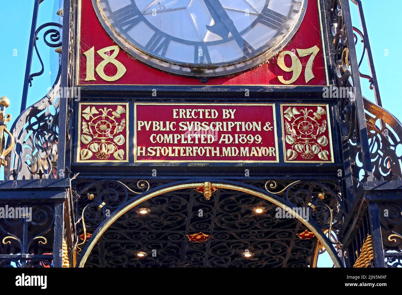 Una giornata intensa d'estate, Eastgate che mostra l'Orologio Torretto Vittoriano del 1897 e le mura della città ponte ad arco georgiano, Chester, Cheshire, Inghilterra, Regno Unito, CH1 1LE Foto Stock