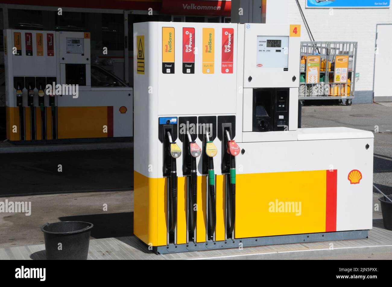Kastrup/Copenhagen/Denmark/09 August 2022/Shell benzina e stazione di ricarica di gusci Prezzo basso Petro bordo su stazione di benzina di gusci nella capitale danese. (Foto..Francis Dean/Dean Pictures) Foto Stock
