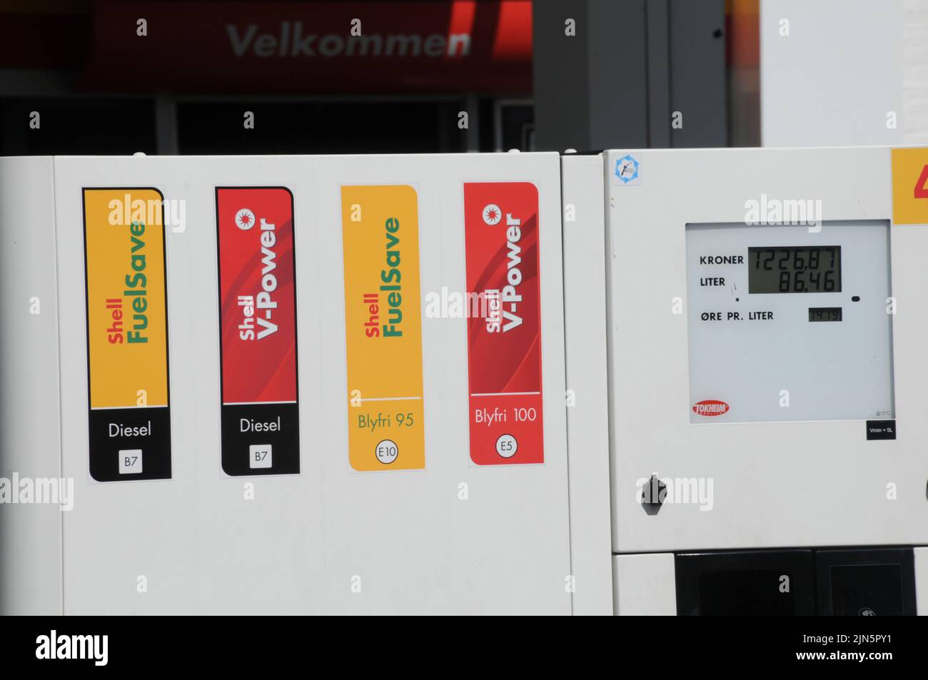 Kastrup/Copenhagen/Denmark/09 August 2022/Shell benzina e stazione di ricarica di gusci Prezzo basso Petro bordo su stazione di benzina di gusci nella capitale danese. (Foto..Francis Dean/Dean Pictures) Foto Stock