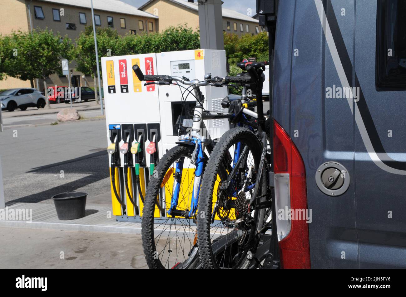 Kastrup/Copenhagen/Denmark/09 August 2022/Shell benzina e stazione di ricarica di gusci Prezzo basso Petro bordo su stazione di benzina di gusci nella capitale danese. (Foto..Francis Dean/Dean Pictures) Foto Stock