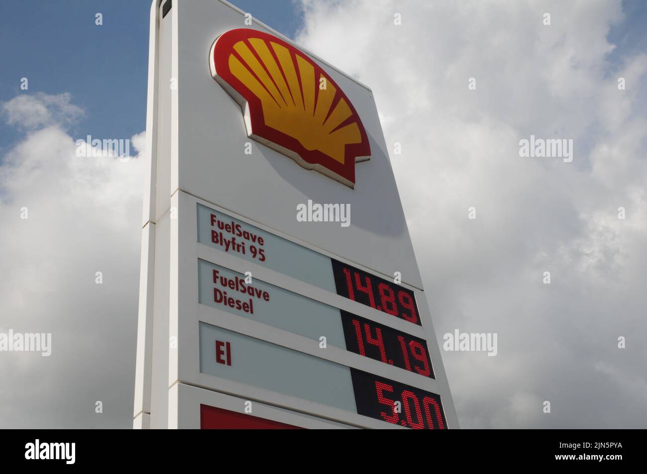 Kastrup/Copenhagen/Denmark/09 August 2022/Shell benzina e stazione di ricarica di gusci Prezzo basso Petro bordo su stazione di benzina di gusci nella capitale danese. (Foto..Francis Dean/Dean Pictures) Foto Stock