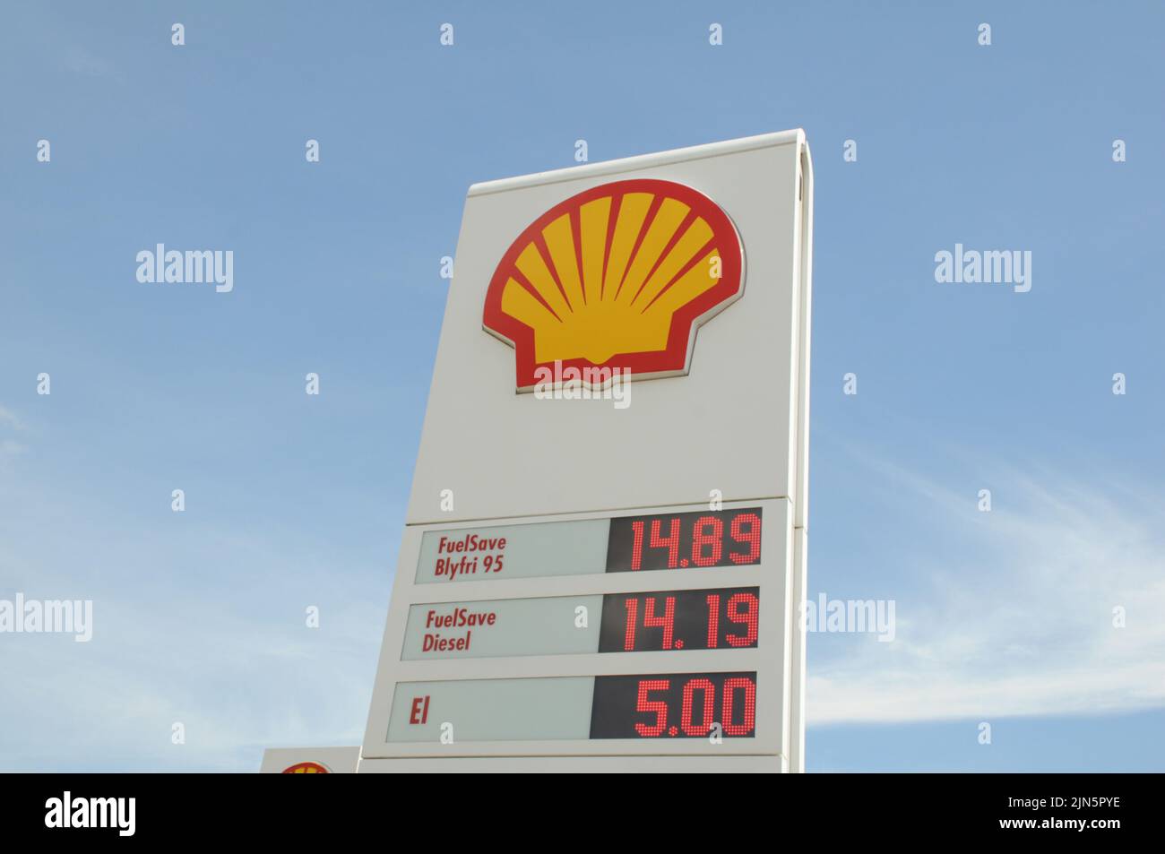 Kastrup/Copenhagen/Denmark/09 August 2022/Shell benzina e stazione di ricarica di gusci Prezzo basso Petro bordo su stazione di benzina di gusci nella capitale danese. (Foto..Francis Dean/Dean Pictures) Foto Stock