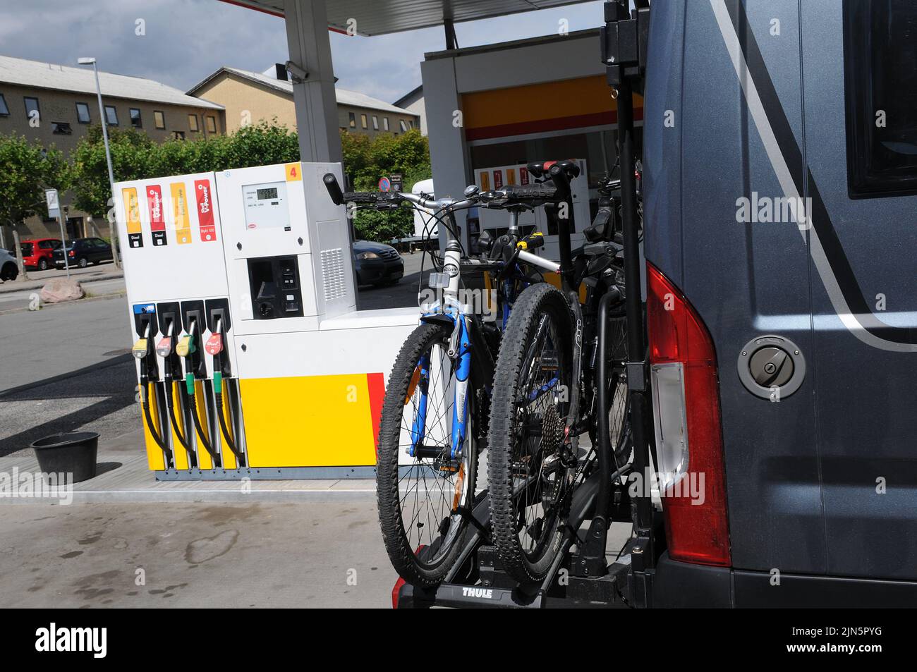 Kastrup/Copenhagen/Denmark/09 August 2022/Shell benzina e stazione di ricarica di gusci Prezzo basso Petro bordo su stazione di benzina di gusci nella capitale danese. (Foto..Francis Dean/Dean Pictures) Foto Stock