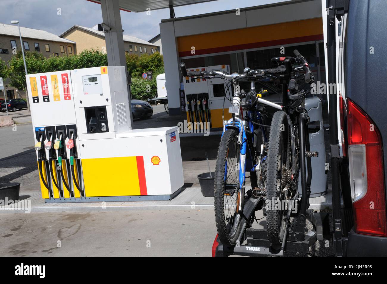 Kastrup/Copenhagen/Denmark/09 August 2022/Shell benzina e stazione di ricarica di gusci Prezzo basso Petro bordo su stazione di benzina di gusci nella capitale danese. (Foto..Francis Dean/Dean Pictures) Foto Stock