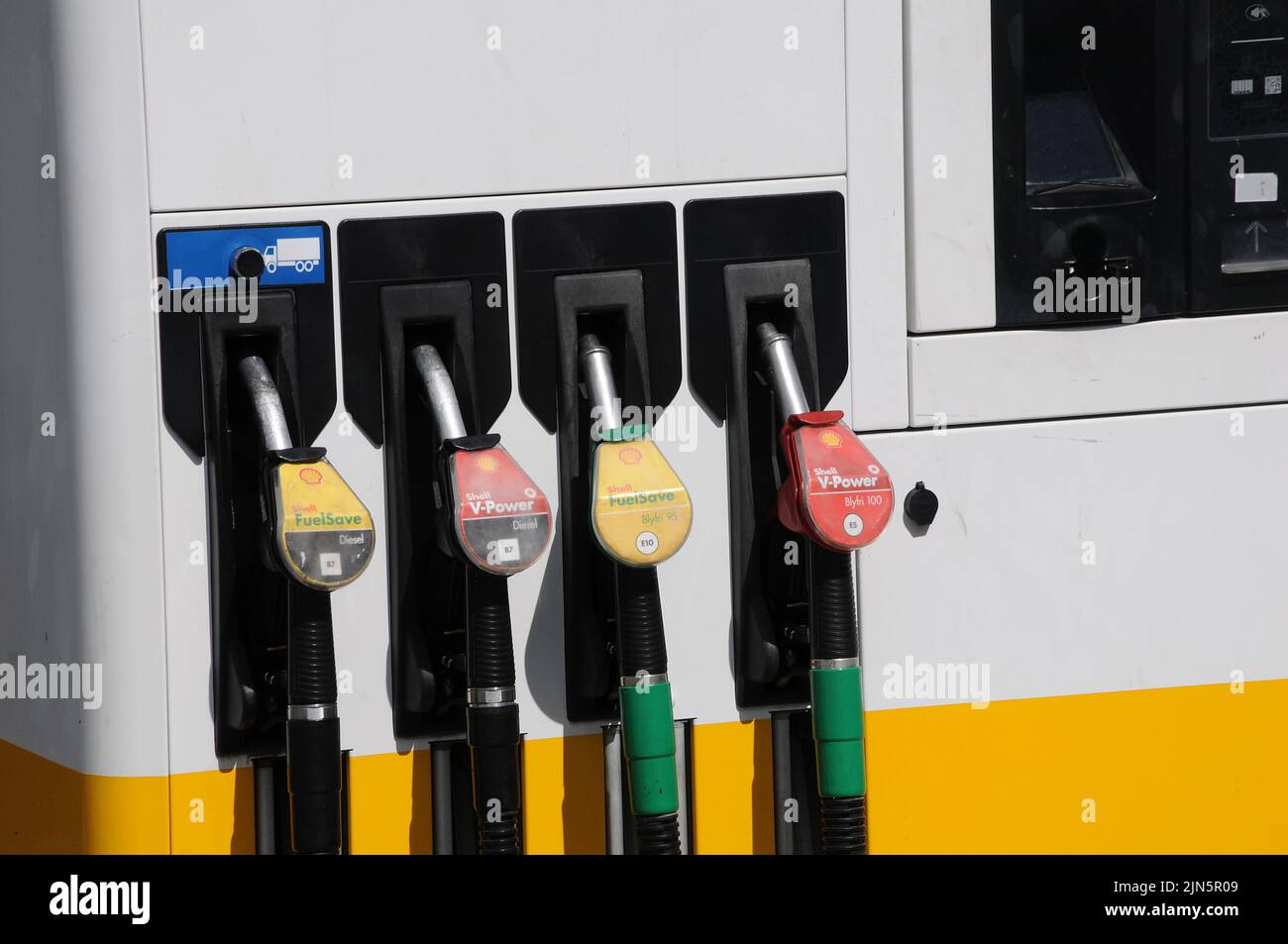 Kastrup/Copenhagen/Denmark/09 August 2022/Shell benzina e stazione di ricarica di gusci Prezzo basso Petro bordo su stazione di benzina di gusci nella capitale danese. (Foto..Francis Dean/Dean Pictures) Foto Stock
