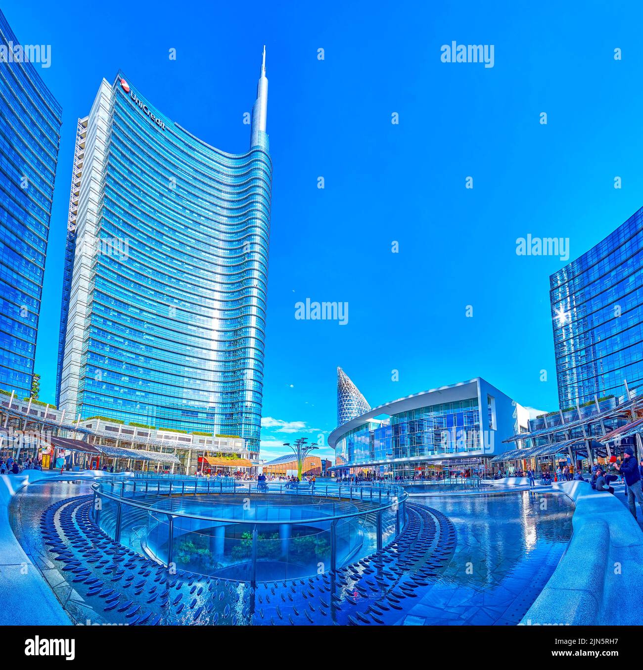 MILANO, ITALIA - 9 APRILE 2022: Panorama di piazza Gae Aulenti con piscina e grattacieli di vetro circostanti, il 9 aprile a Milano Foto Stock