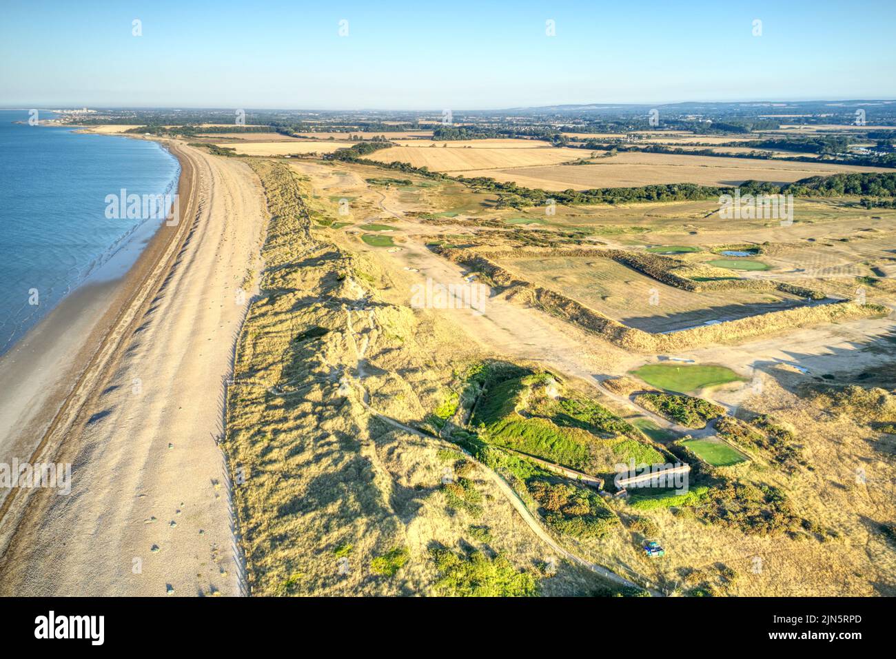 Vista aerea sulle dune di sabbia che proteggono il campo da golf di Littlehampton dal mare. Foto Stock