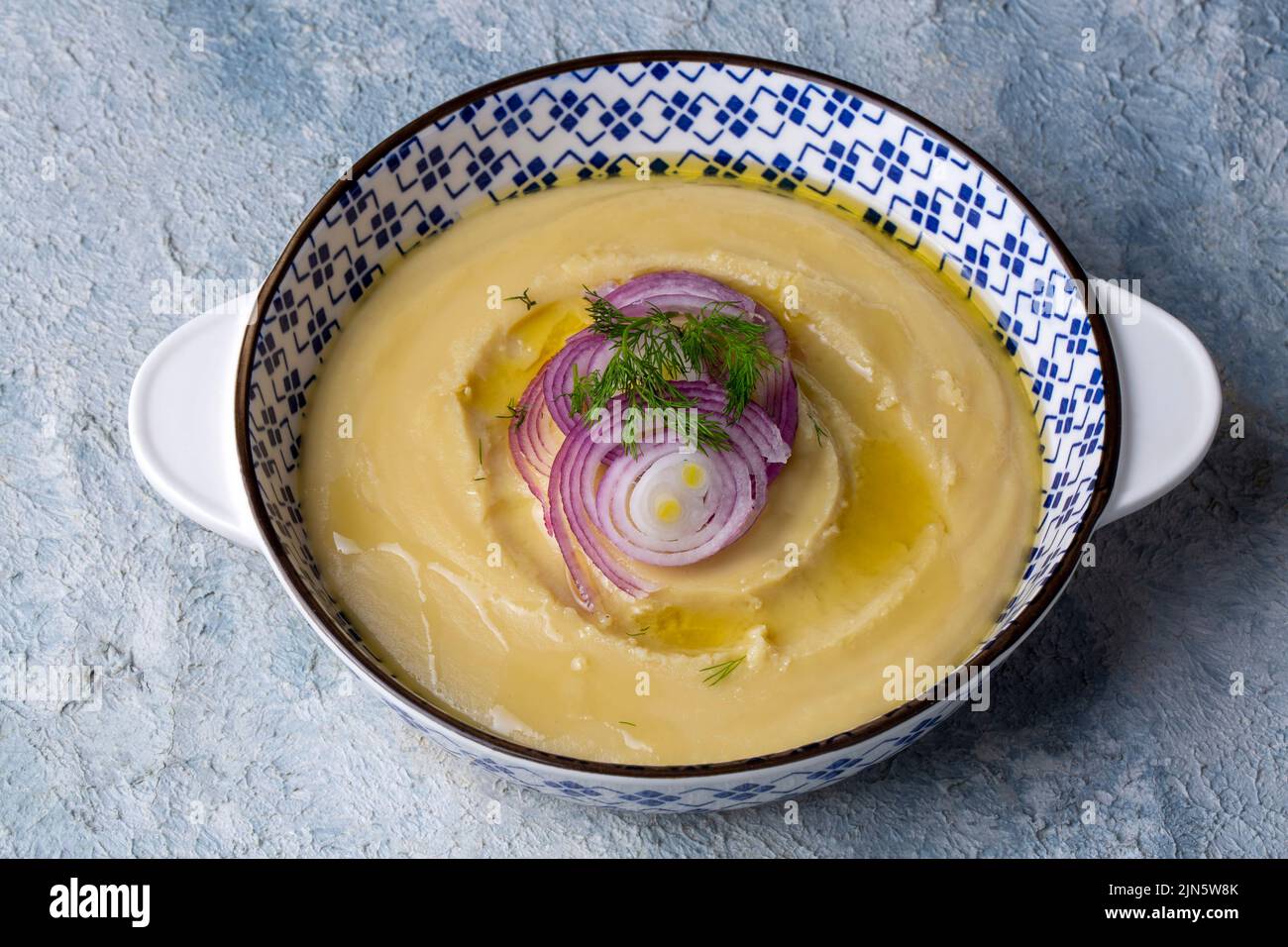 Piatti tradizionali turchi con olio d'oliva, antipasti; purea di fagiolini o pasta di fagiolini. (Nome turco; Fava) Fava alimentare turco Foto Stock