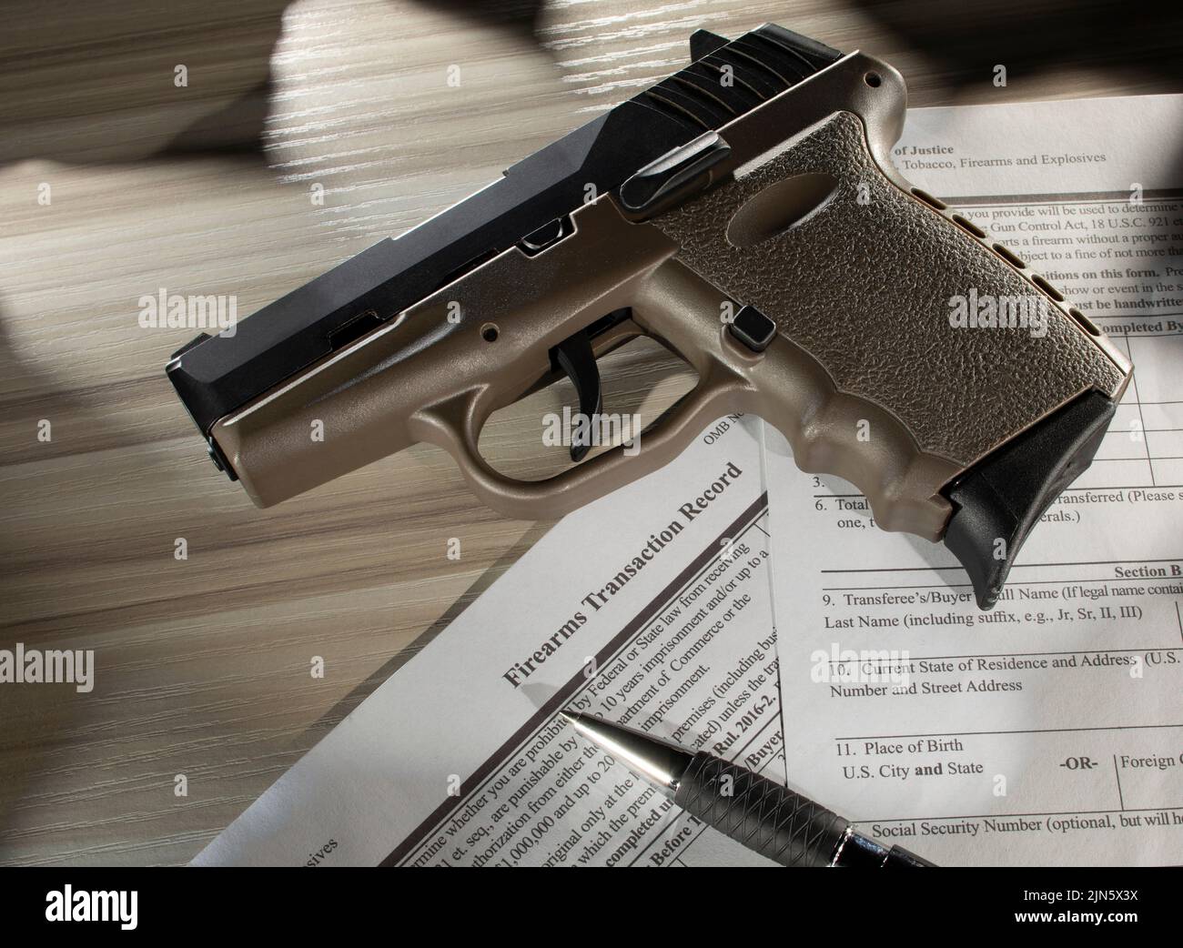Pistola semiautomatica con modulo di trasferimento di dominio pubblico e penna Foto Stock