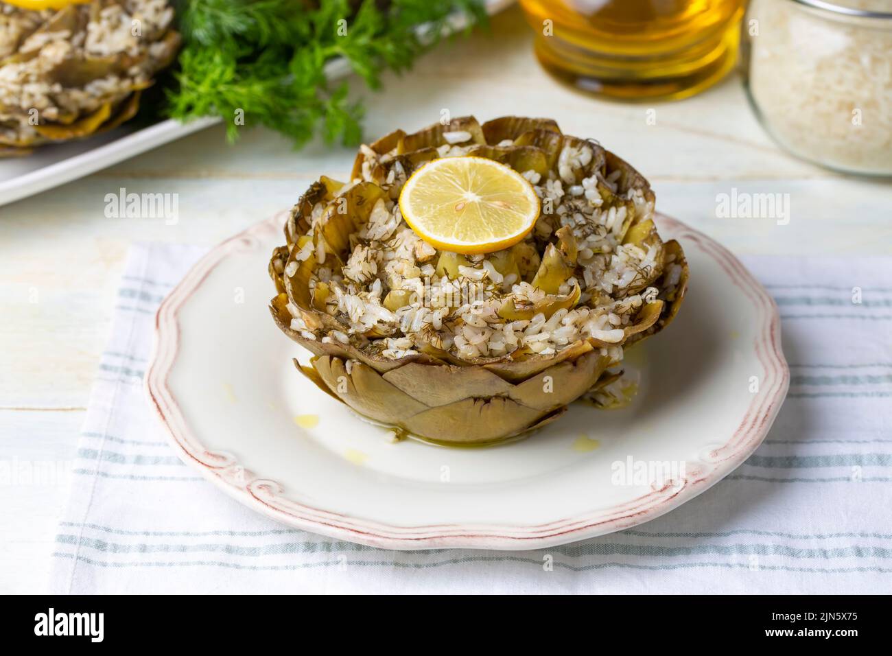 Carciofo fresco e delizioso, il miglior cibo turco. Nome turco; Zeytinyagli Enginar Dolmasi Foto Stock