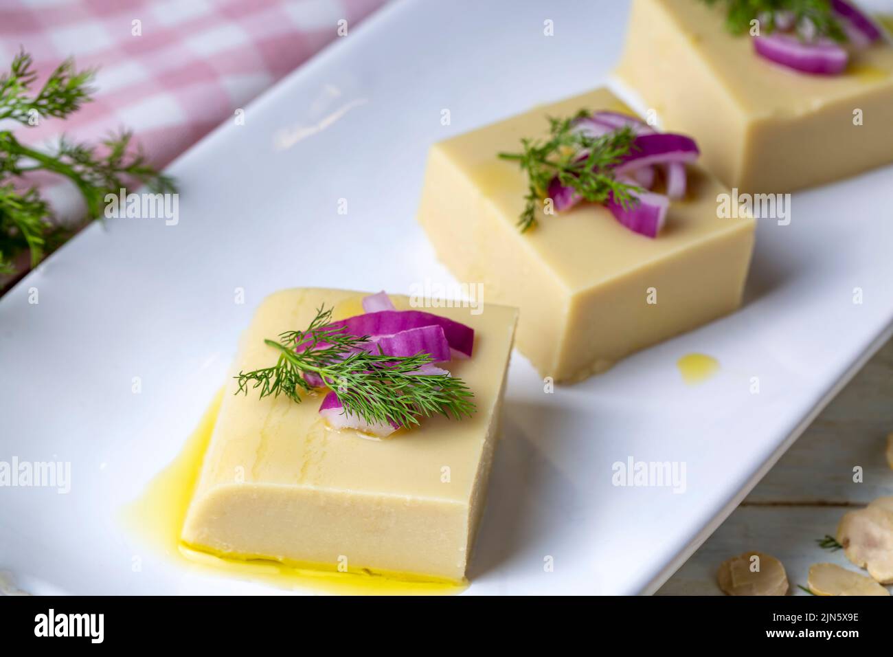 Piatti tradizionali turchi con olio d'oliva, antipasti; purea di fagiolini o pasta di fagiolini. (Nome turco; Fava) Fava alimentare turco Foto Stock