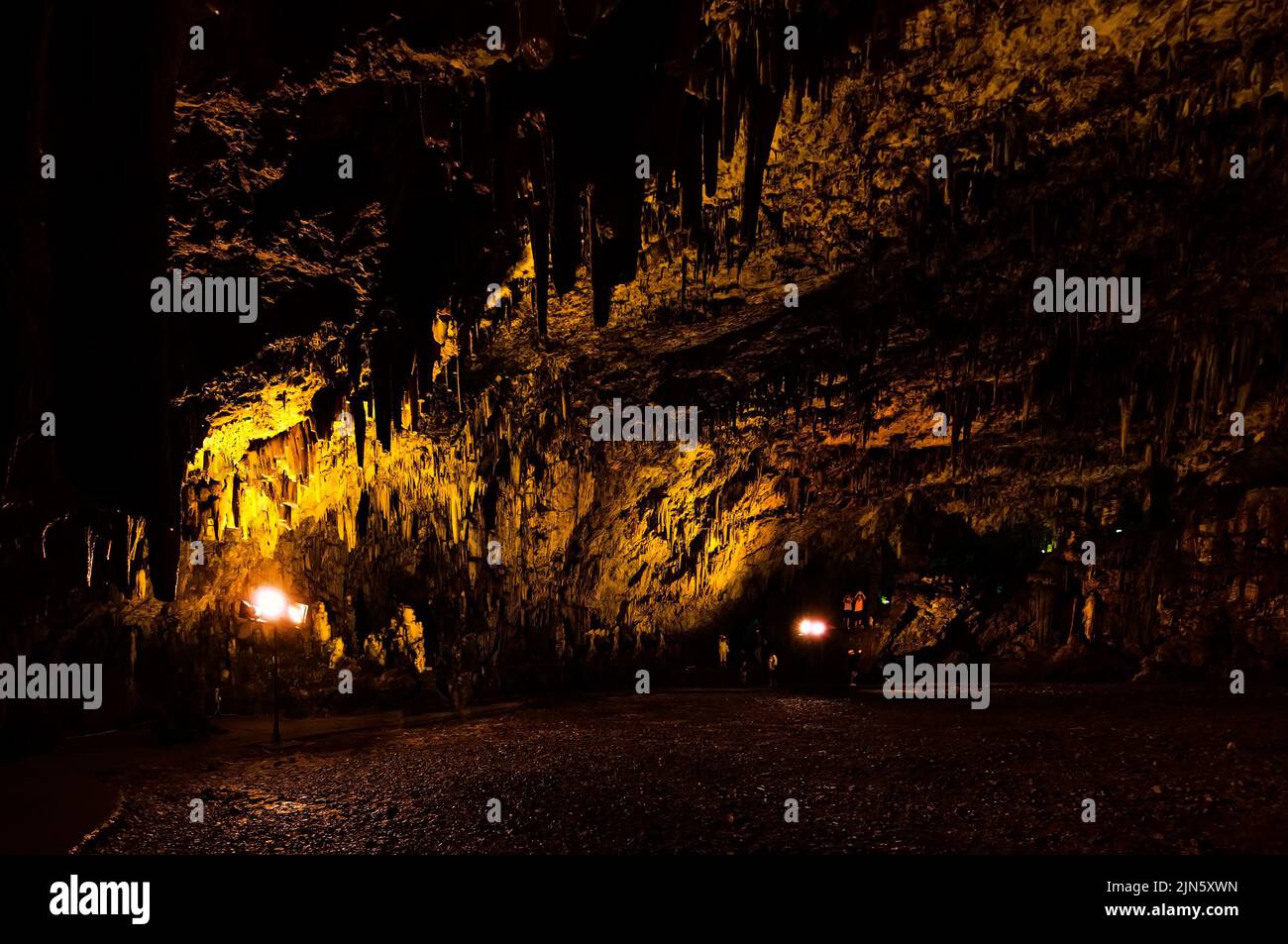 I turisti osservano la Grotta di Drogarati a Cefalonia, in Grecia Foto Stock