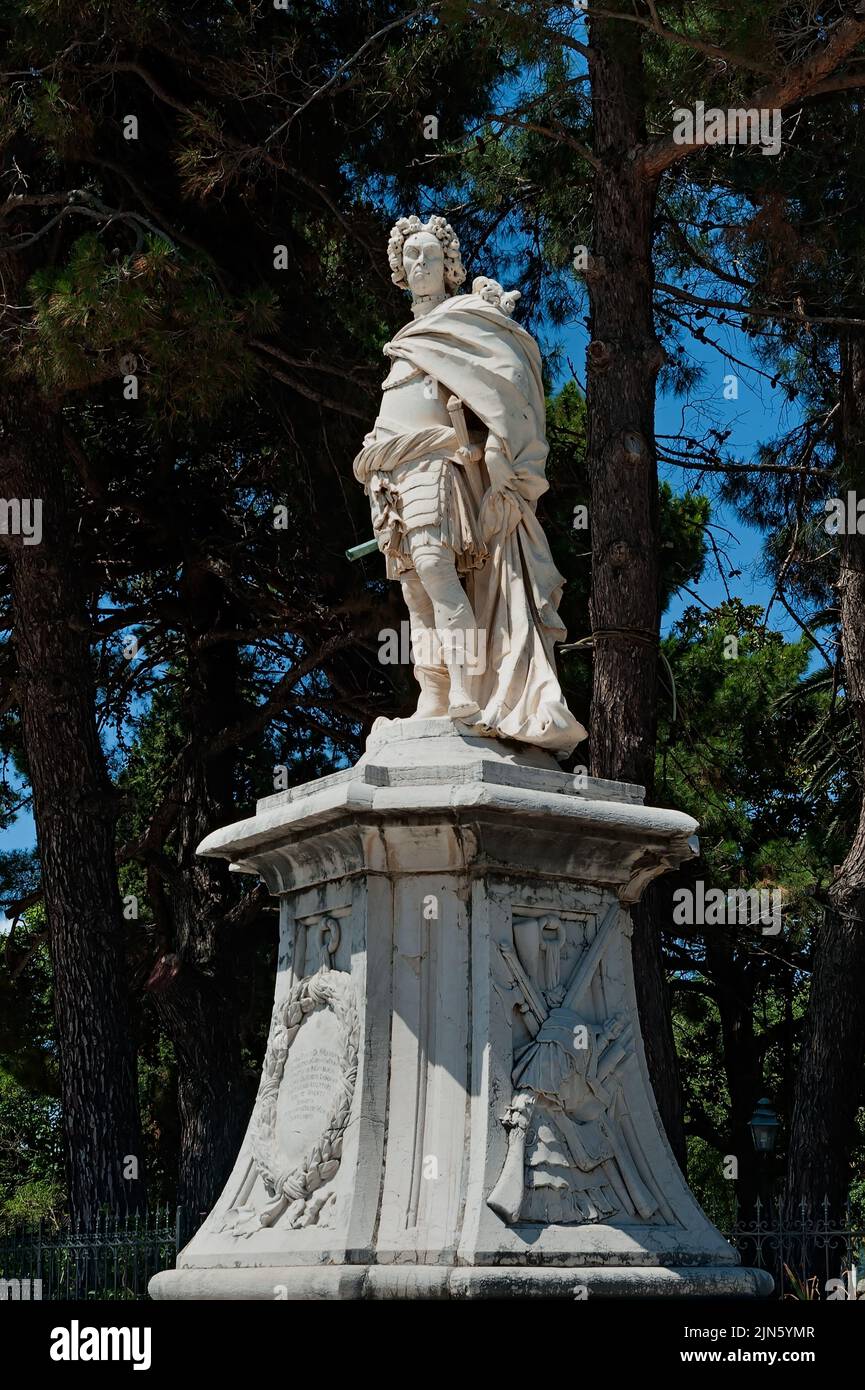 Statua del conte Schulenburg vicino alla fortezza dell'isola di Corfù in Grecia Foto Stock