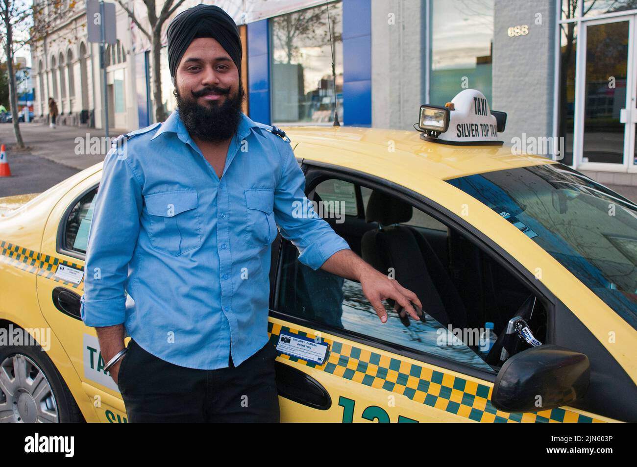 Baghwant Singh, Silver Top Cab Service conducente fotografato con il suo taxi a Elizabeth Street, Melbourne Foto Stock
