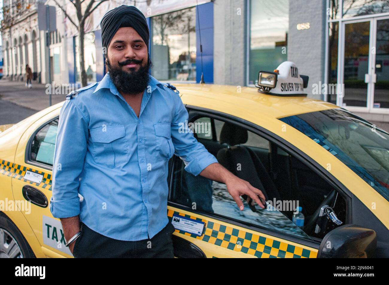 Baghwant Singh, Silver Top Cab Service conducente fotografato con il suo taxi a Elizabeth Street, Melbourne Foto Stock