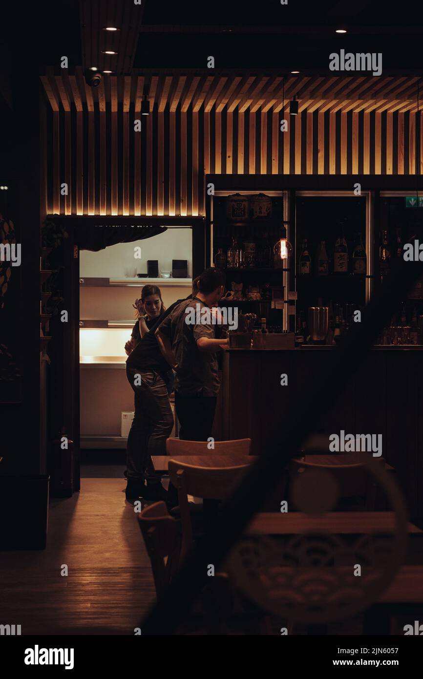 Una foto verticale dei lavoratori alla fine della giornata al bar Foto Stock