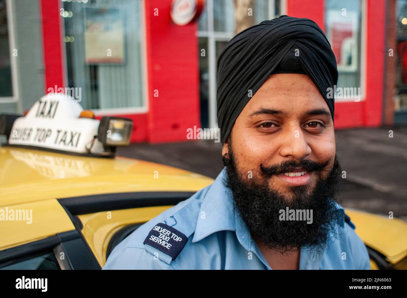 Baghwant Singh, Silver Top Cab Service conducente fotografato con il suo taxi a Elizabeth Street, Melbourne Foto Stock