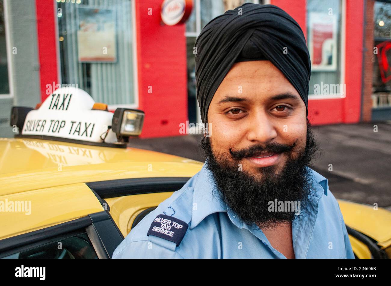 Baghwant Singh, Silver Top Cab Service conducente fotografato con il suo taxi a Elizabeth Street, Melbourne Foto Stock