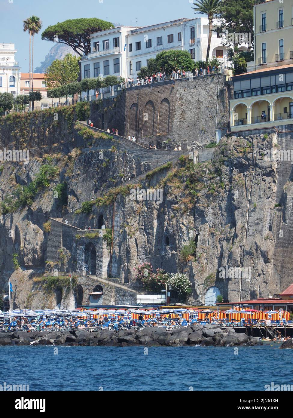Sorrento, Campania, Italia. La città è costruita su ripide scogliere alte e per raggiungere il mare si può scendere le scale. Questo passa attraverso una grotta nel Foto Stock