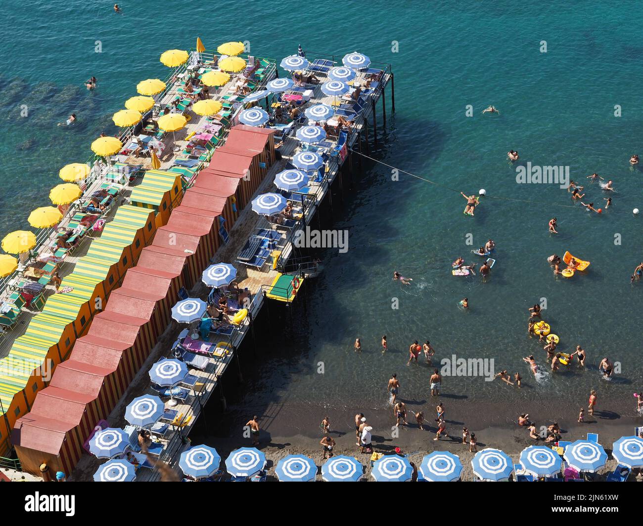 La piccola spiaggia di Sorrento, Campania, Italia, è estesa utilizzando moli come questo. Foto Stock