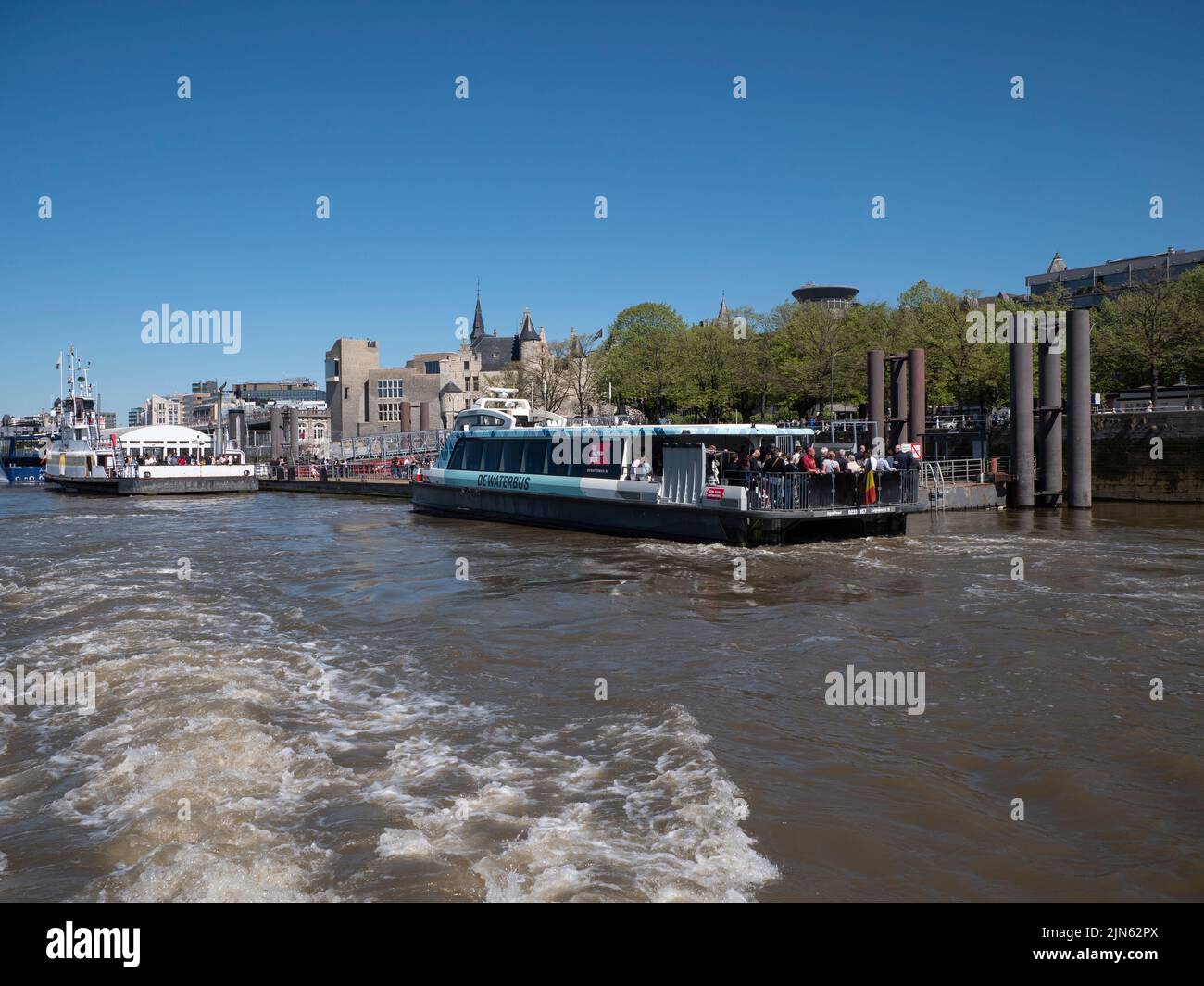 Anversa, Belgio, 17 luglio 2022, il vaporetto affollato attende la partenza al punto d'imbarco di Anversa Foto Stock