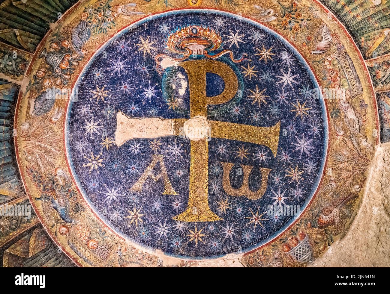 Primo piano sul mosaico religioso medievale che rappresenta il nome sacro di Dio Foto Stock