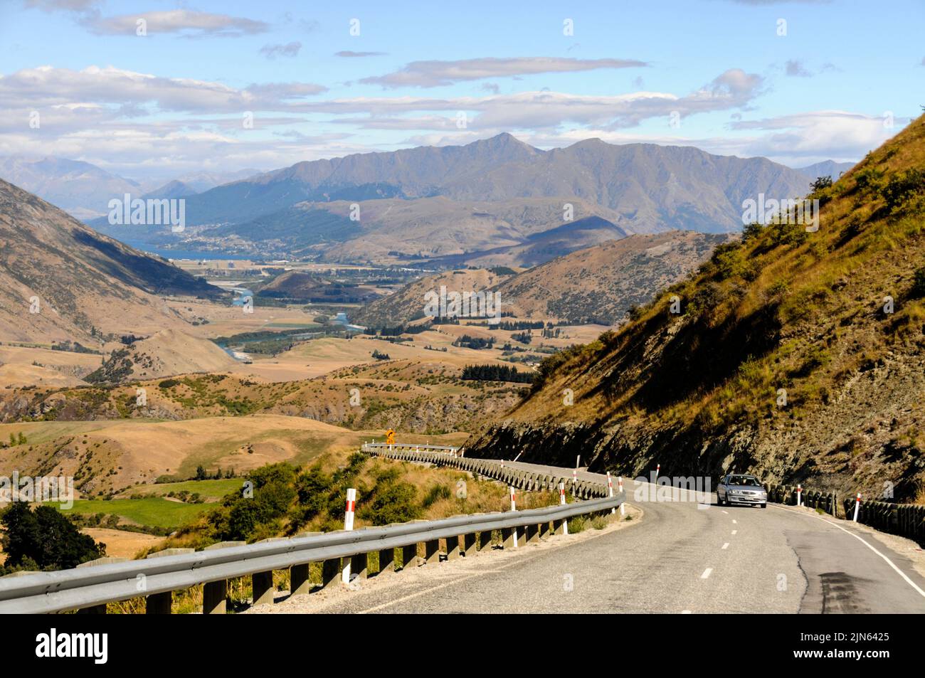 Viste lontane dalla Crown Range Road nelle montagne della Crown Range tra Arrowtown e Wanaka a Otago, Nuova Zelanda. Questo è uno dei più alti Foto Stock