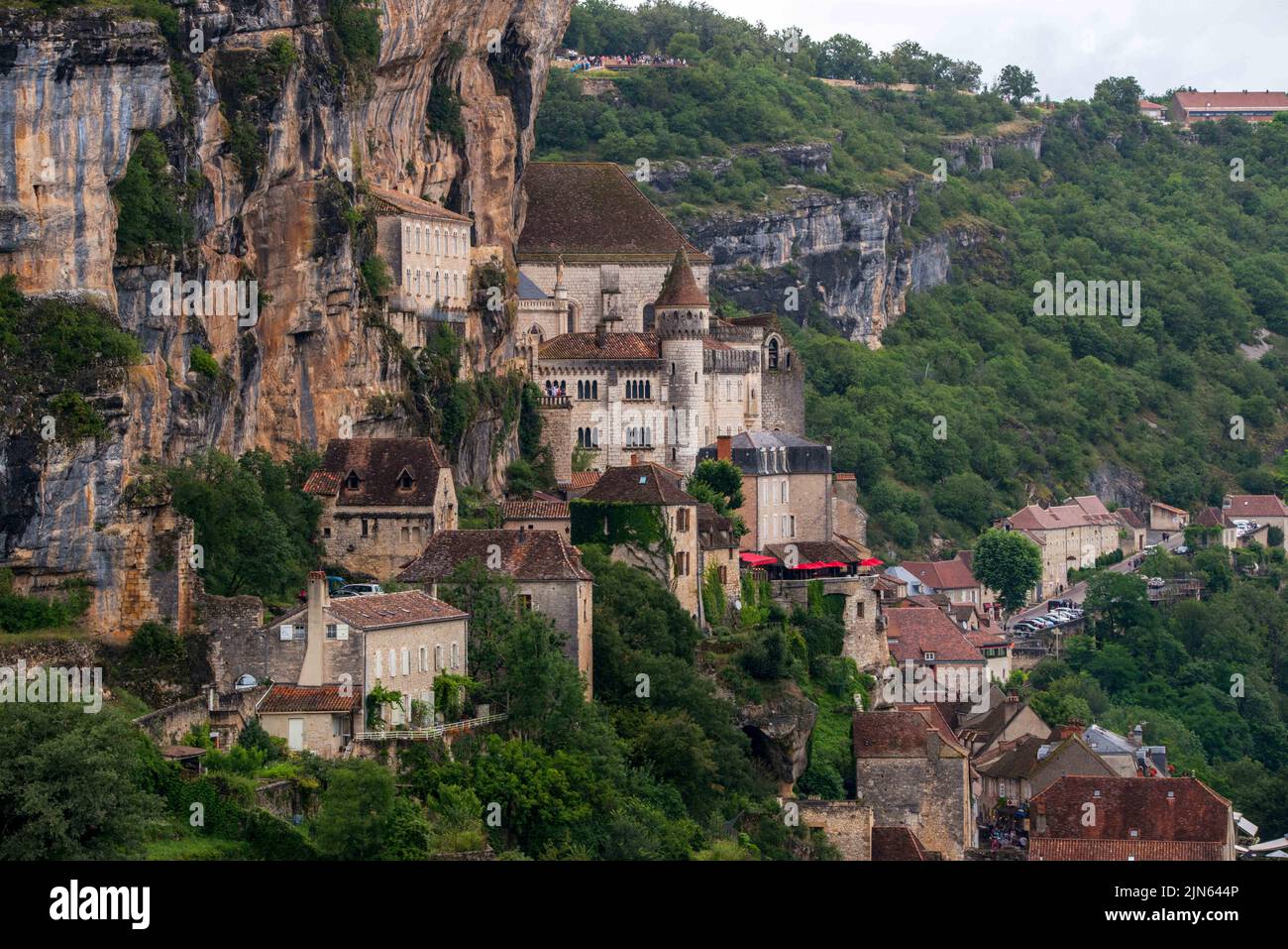 Rocamadour è un piccolo villaggio sulla scogliera nel sud-centro della Francia. E' noto per il complesso Cité Réligieuse di edifici religiosi, accessibile tramite la scalinata Grand Escalier. Comprende la Chapelle Notre-Dame, con la statua della Madonna Nera, e la Basilica romanica-gotica di St-Sauveur. La Forêt des Singes, un parco dove i macachi vagano liberi, è a nord-est. Il parco ornitologico Rocher des Aigles si trova a ovest. Il villaggio di Rocamadour che questa estate ha ricevuto una tappa del Tour de France così come l'etichetta del villaggio più bello in Francia. Foto di Denis Prezat/ABACAPRESS.COM Foto Stock