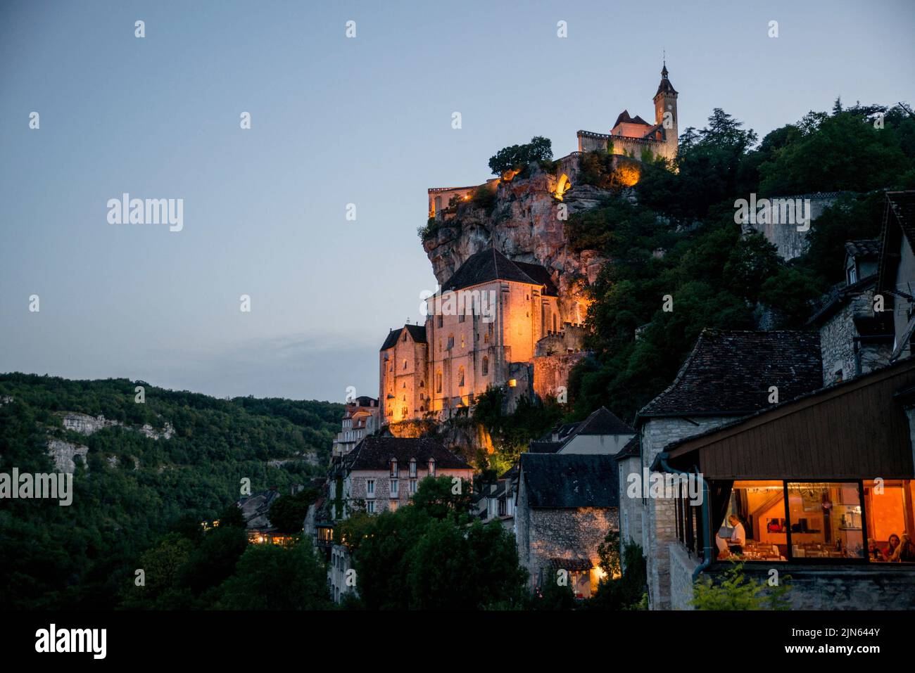 Rocamadour è un piccolo villaggio sulla scogliera nel sud-centro della Francia. E' noto per il complesso Cité Réligieuse di edifici religiosi, accessibile tramite la scalinata Grand Escalier. Comprende la Chapelle Notre-Dame, con la statua della Madonna Nera, e la Basilica romanica-gotica di St-Sauveur. La Forêt des Singes, un parco dove i macachi vagano liberi, è a nord-est. Il parco ornitologico Rocher des Aigles si trova a ovest. Il villaggio di Rocamadour che questa estate ha ricevuto una tappa del Tour de France così come l'etichetta del villaggio più bello in Francia. Foto di Denis Prezat/ABACAPRESS.COM Foto Stock