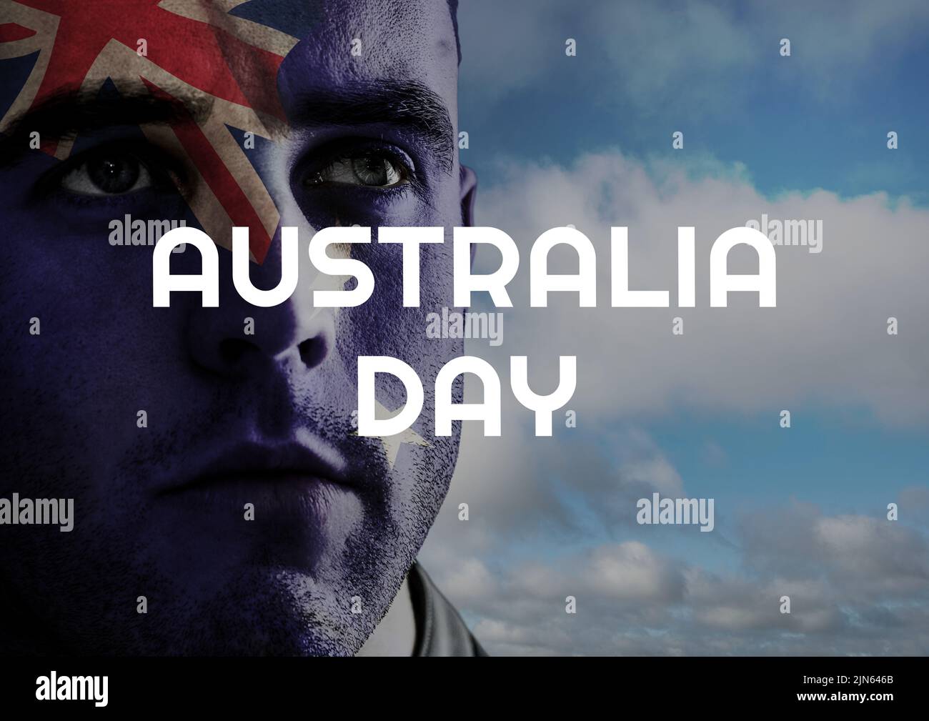 Composizione del testo del giorno australiano sull'uomo caucasico con bandiera australiana e cielo con nuvole Foto Stock