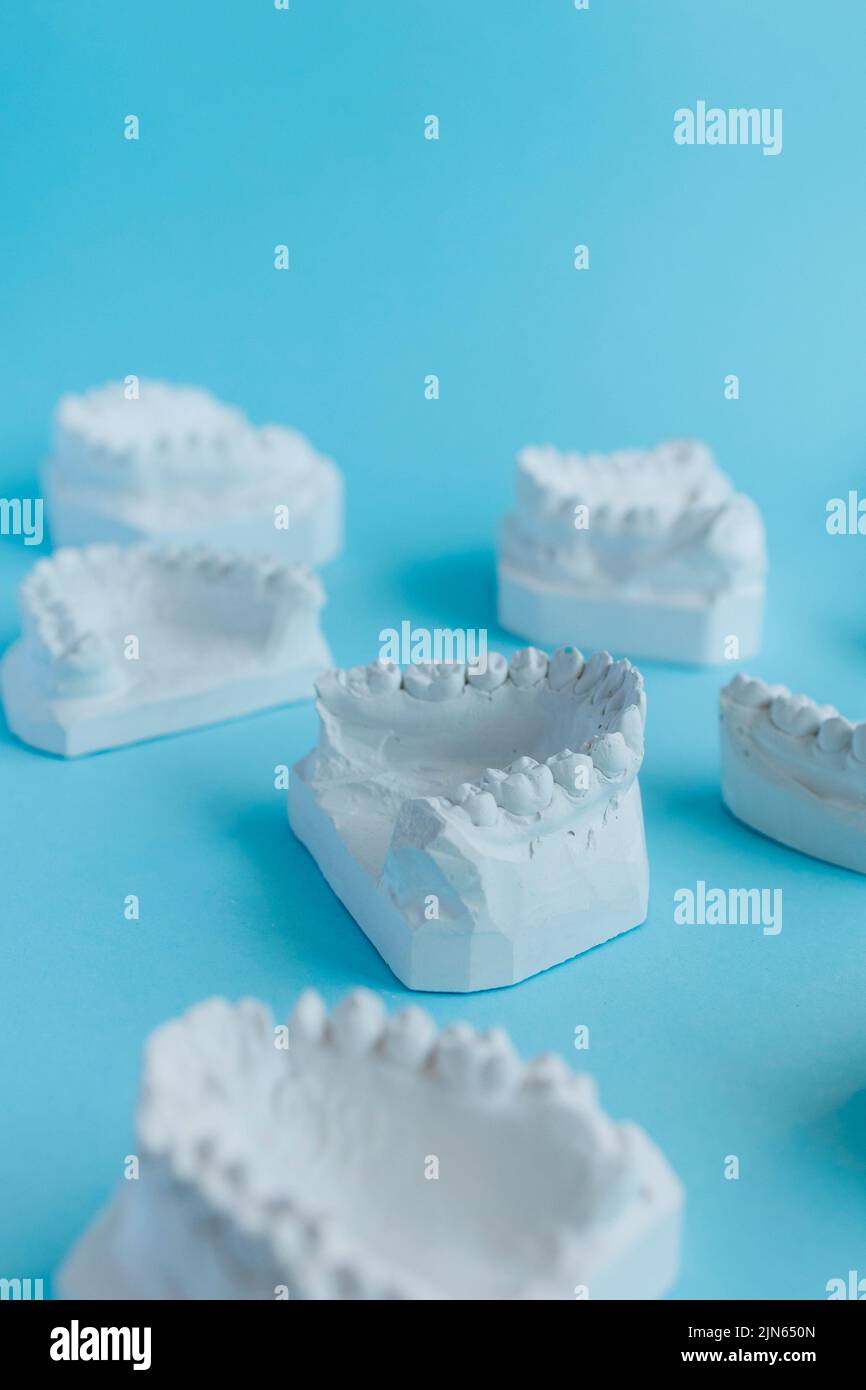 Getti dentali su sfondo blu Foto Stock