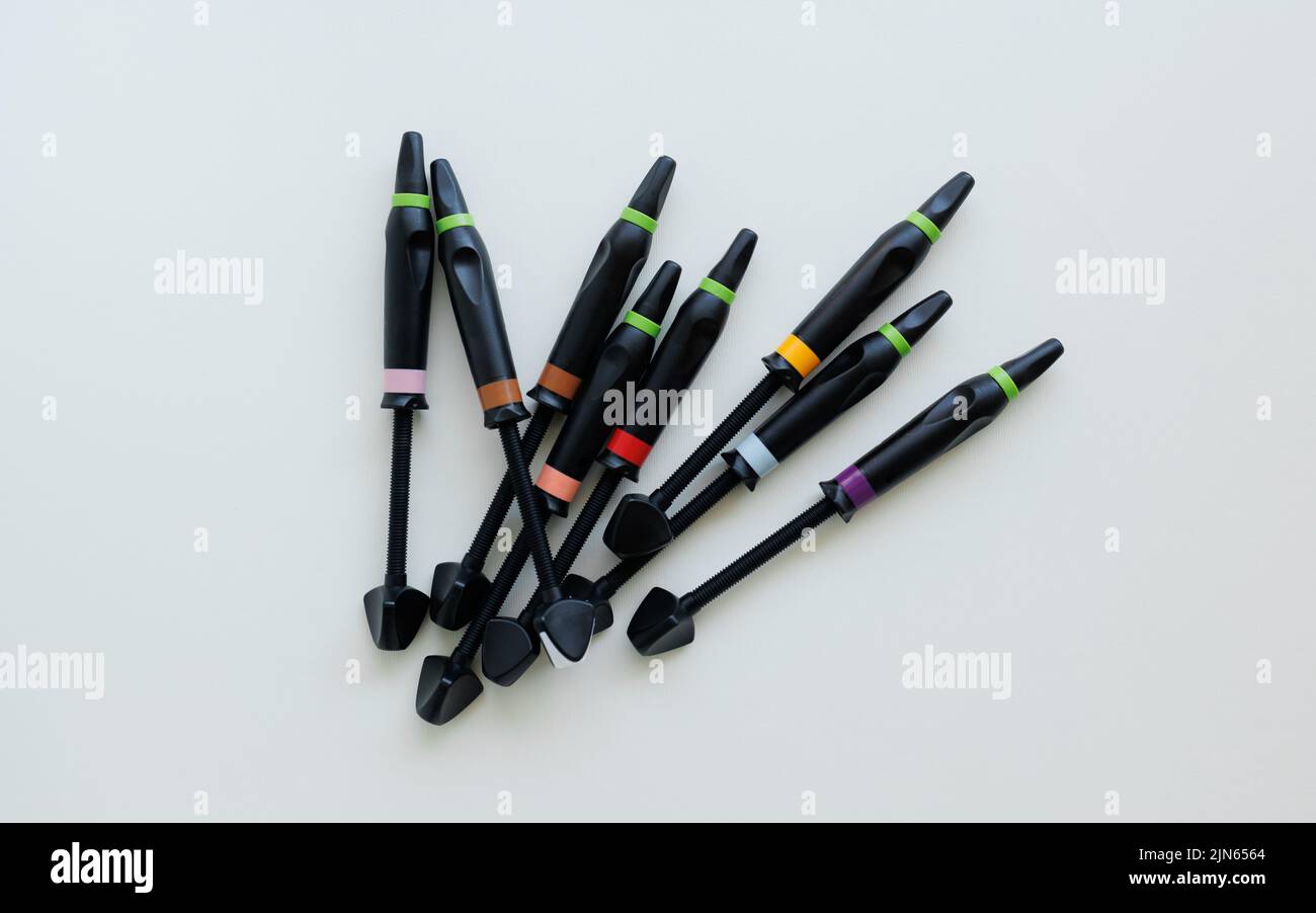 Siringhe dentarie con materiali compositi per il riempimento e il recupero dei denti Foto Stock