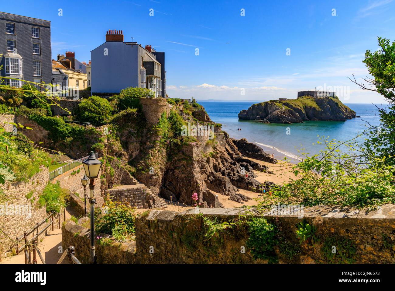 St Catherine's Island e il forte visto dalla scalinata della spiaggia a Tenby, Pembrokeshire, Galles, Regno Unito Foto Stock