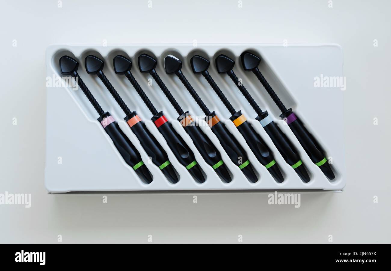 Set dentale di materiali compositi per il riempimento e il ripristino dei denti Foto Stock