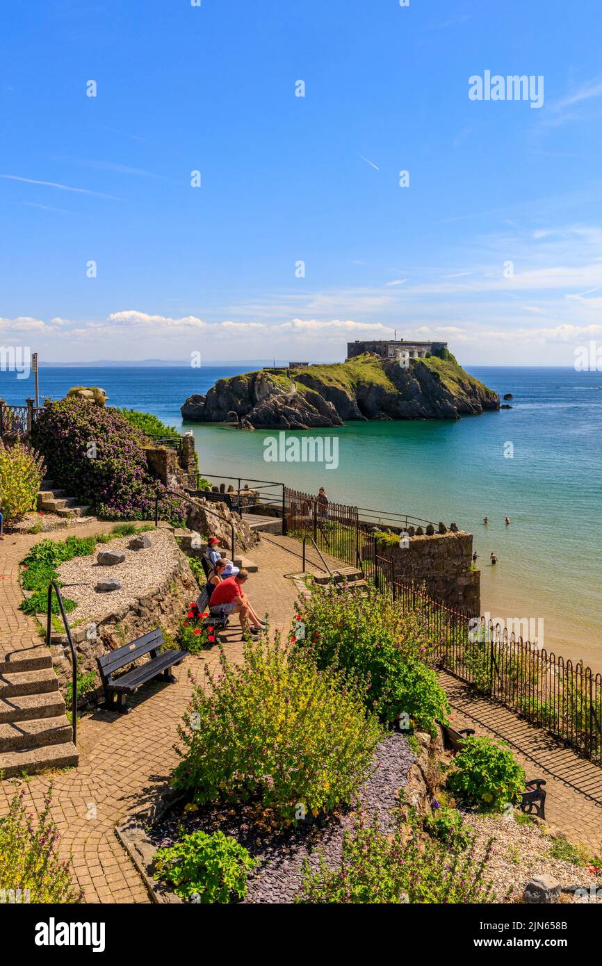 St Catherine's Island e Fort viste dai giardini terrazzati sulla scogliera di Tenby, Pembrokeshire, Galles, Regno Unito Foto Stock