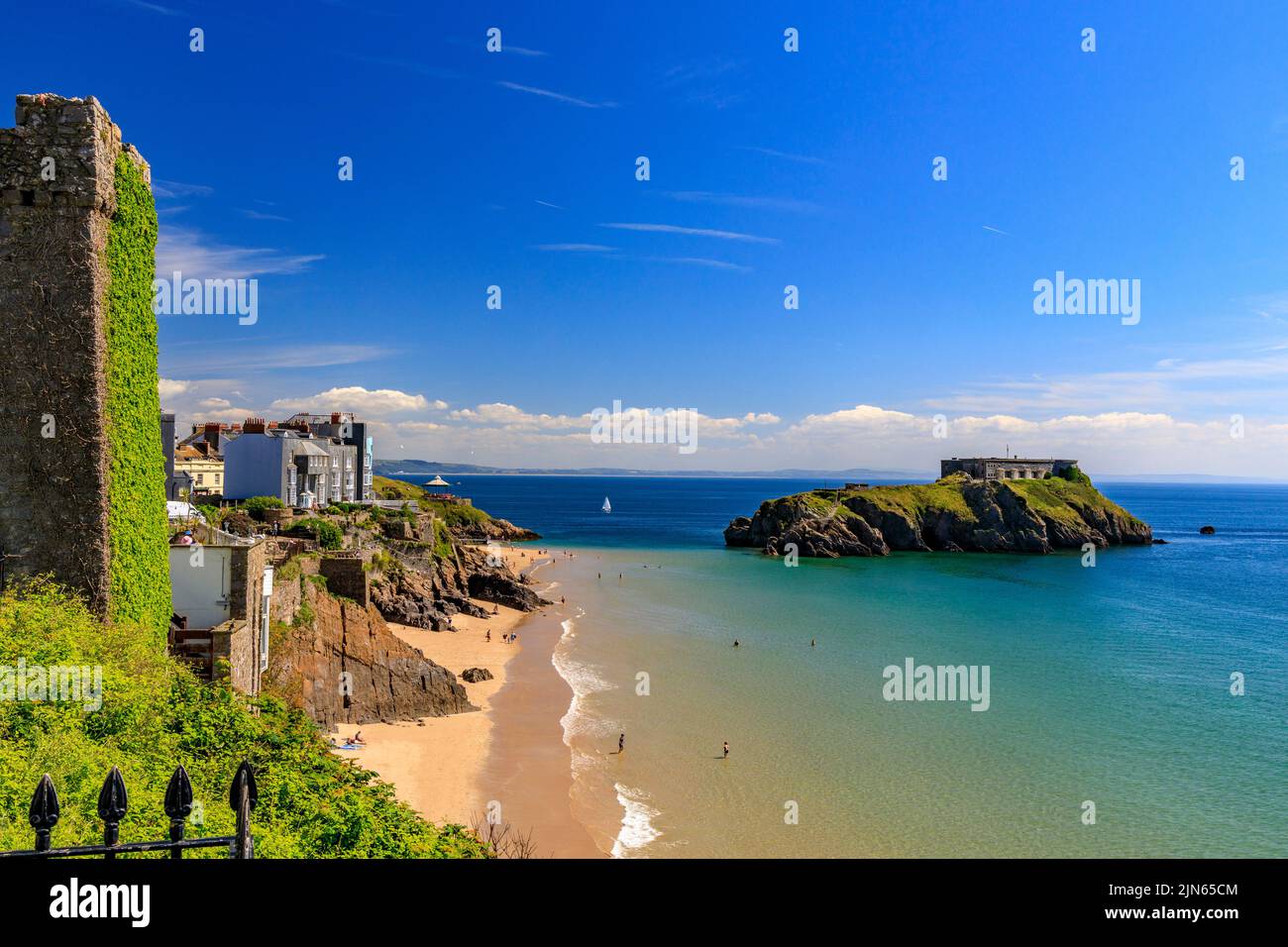St Catherine's Island e Fort e la spiaggia protetta del castello a Tenby, Pembrokeshire, Galles, Regno Unito Foto Stock
