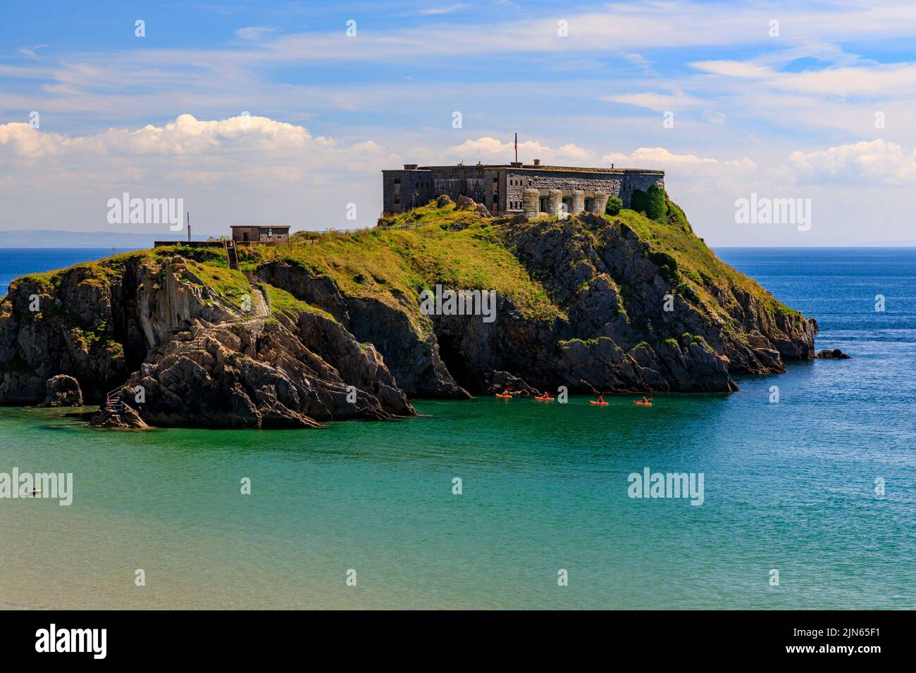 Kayak da mare che si avvicina a St Catherine's Island e Fort a Tenby, Pembrokeshire, Galles, Regno Unito Foto Stock