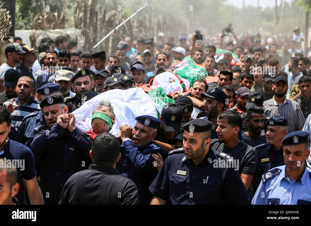 Gaza, Palestina. 08th ago 2022. (NOTA DEI REDATTORI: L'immagine raffigura la morte)i palestinesi trasportano il corpo di Yasser al Nabaheen e dei suoi tre bambini durante i loro funerali, uccisi in un attacco aereo israeliano nel campo profughi di Bureij nella striscia centrale di Gaza. Il cessate il fuoco ha posto fine a 3 giorni di violenza tra la Jihad islamica e Israele, iniziata venerdì quando Israele ha ucciso i leader della sua ala militare per la Jihad islamica, Tayseer al-Jabari e Khaled Mansour nella striscia di Gaza. Credit: SOPA Images Limited/Alamy Live News Foto Stock