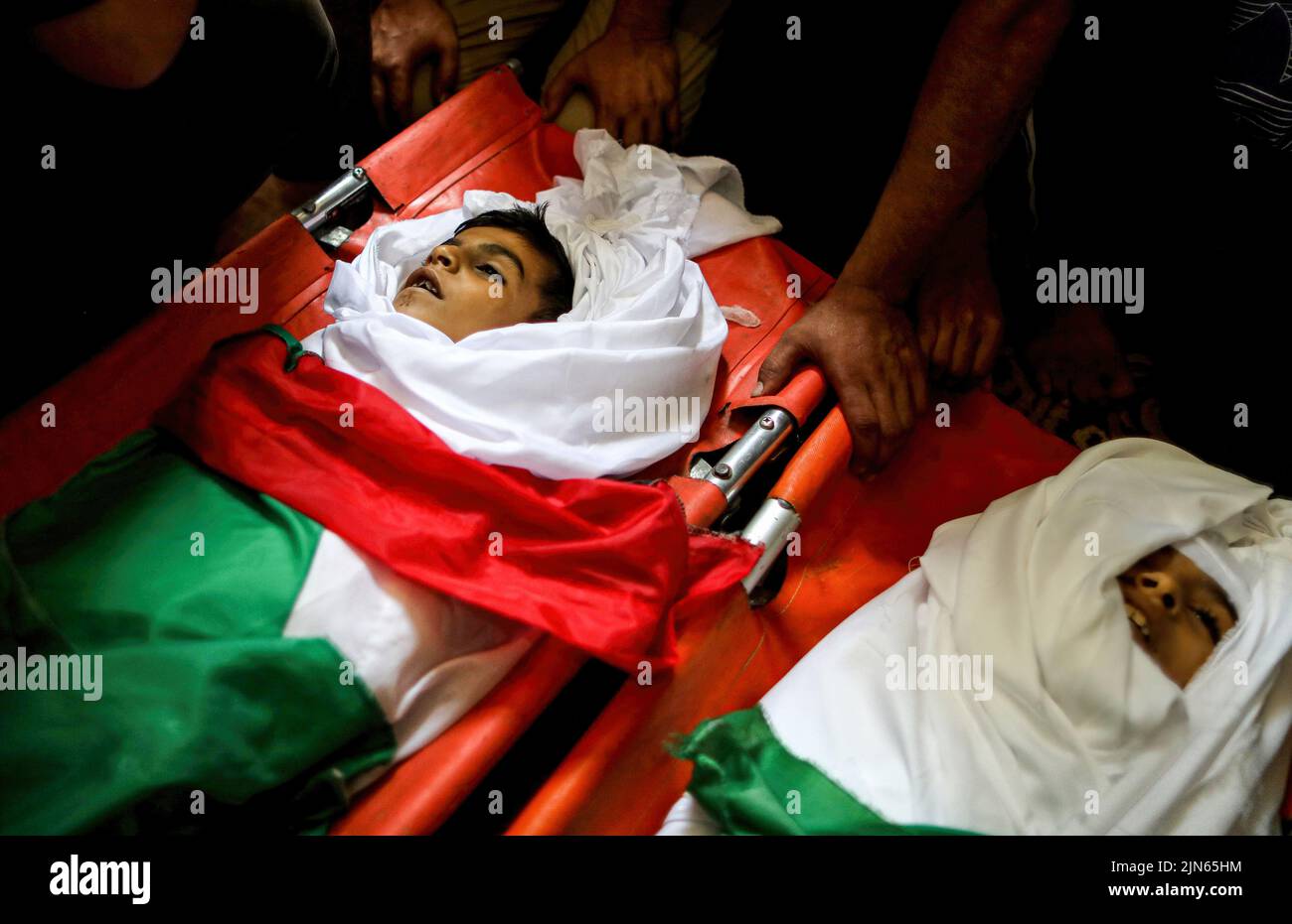 Gaza, Palestina. 08th ago 2022. (NOTA DEI REDATTORI: L'immagine raffigura la morte) corpi di bambini della famiglia Nabahin durante il funerale, martirizzati in un attacco aereo israeliano sul campo profughi di Bureij nella striscia centrale di Gaza. Il cessate il fuoco ha posto fine a 3 giorni di violenza tra la Jihad islamica e Israele, iniziata venerdì quando Israele ha ucciso i leader della sua ala militare per la Jihad islamica, Tayseer al-Jabari e Khaled Mansour nella striscia di Gaza. Credit: SOPA Images Limited/Alamy Live News Foto Stock
