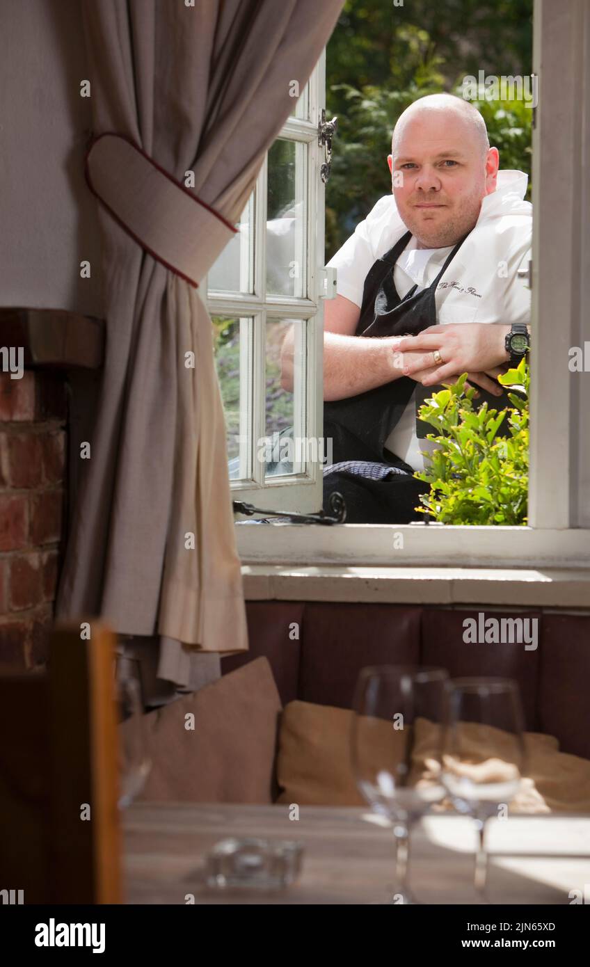 Tom Kerridge nella sala da pranzo presso The Hand & Flowers, il suo 2 Michelin Star pub Foto Stock