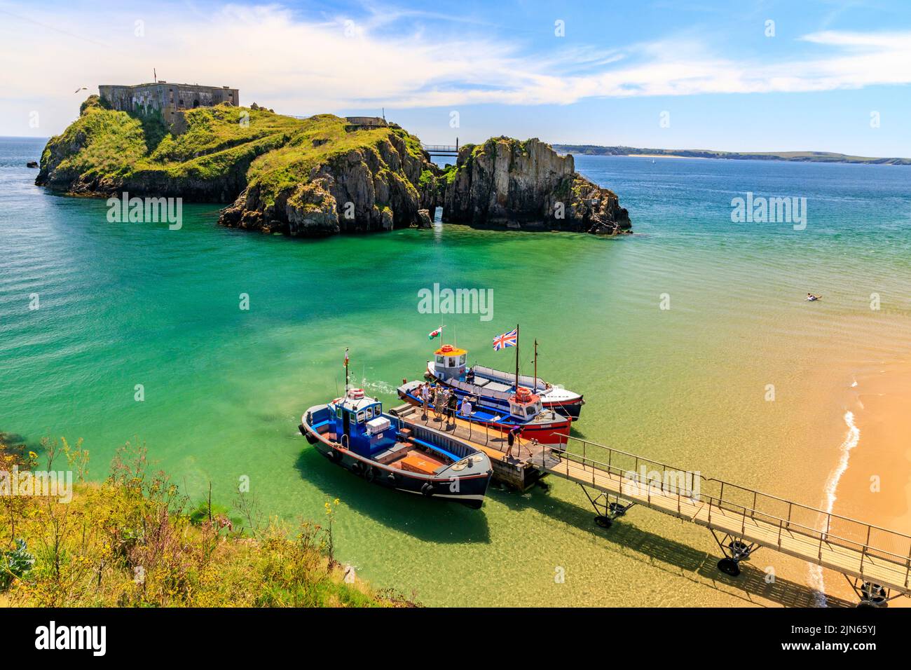 St Catherine's Island e Fort con alcune delle barche in attesa di portare i visitatori in un popolare viaggio a Caldey Island da Tenby, Pembrokeshire, Galles, Regno Unito Foto Stock