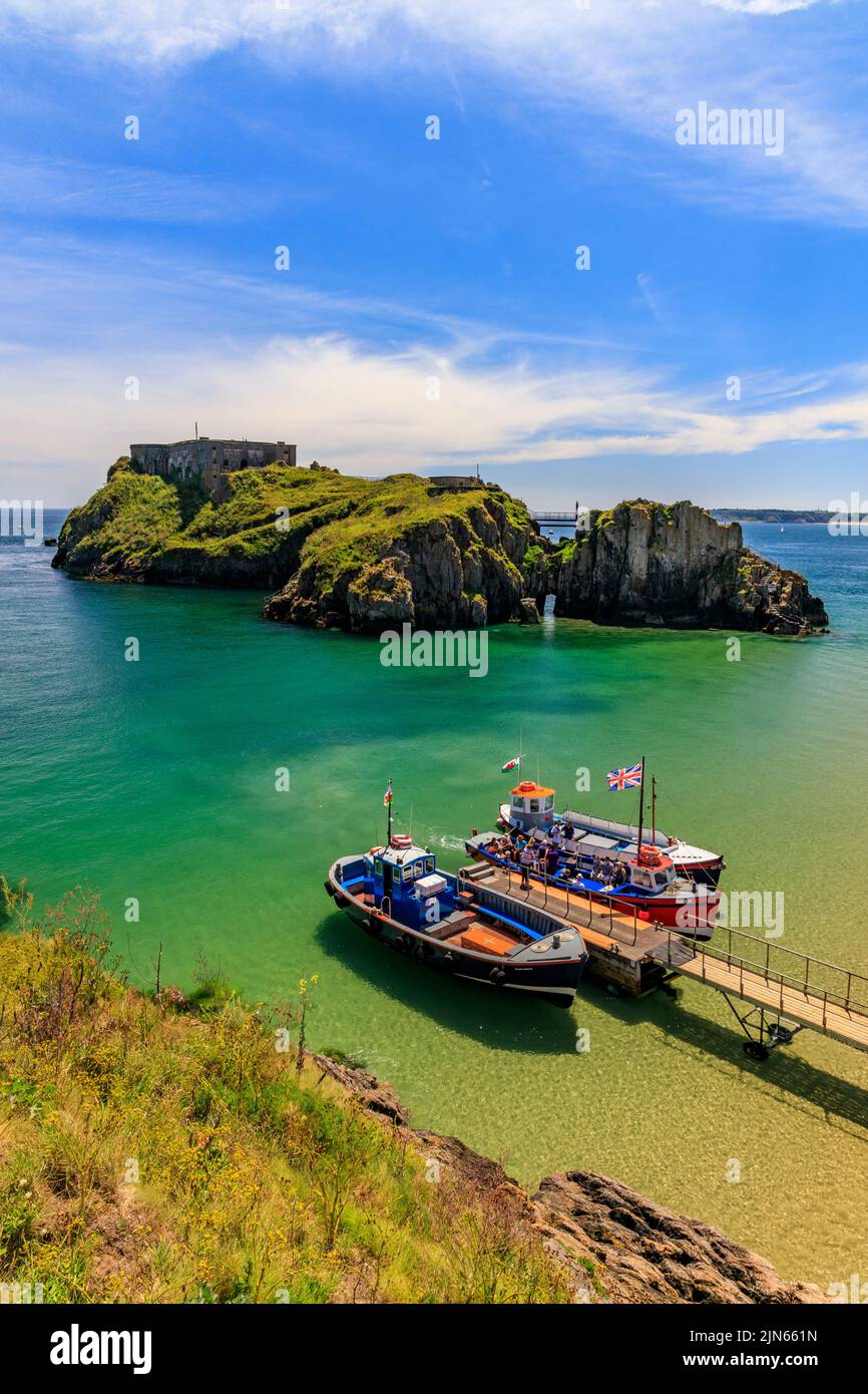 St Catherine's Island e Fort con alcune delle barche in attesa di portare i visitatori in un popolare viaggio a Caldey Island da Tenby, Pembrokeshire, Galles, Regno Unito Foto Stock