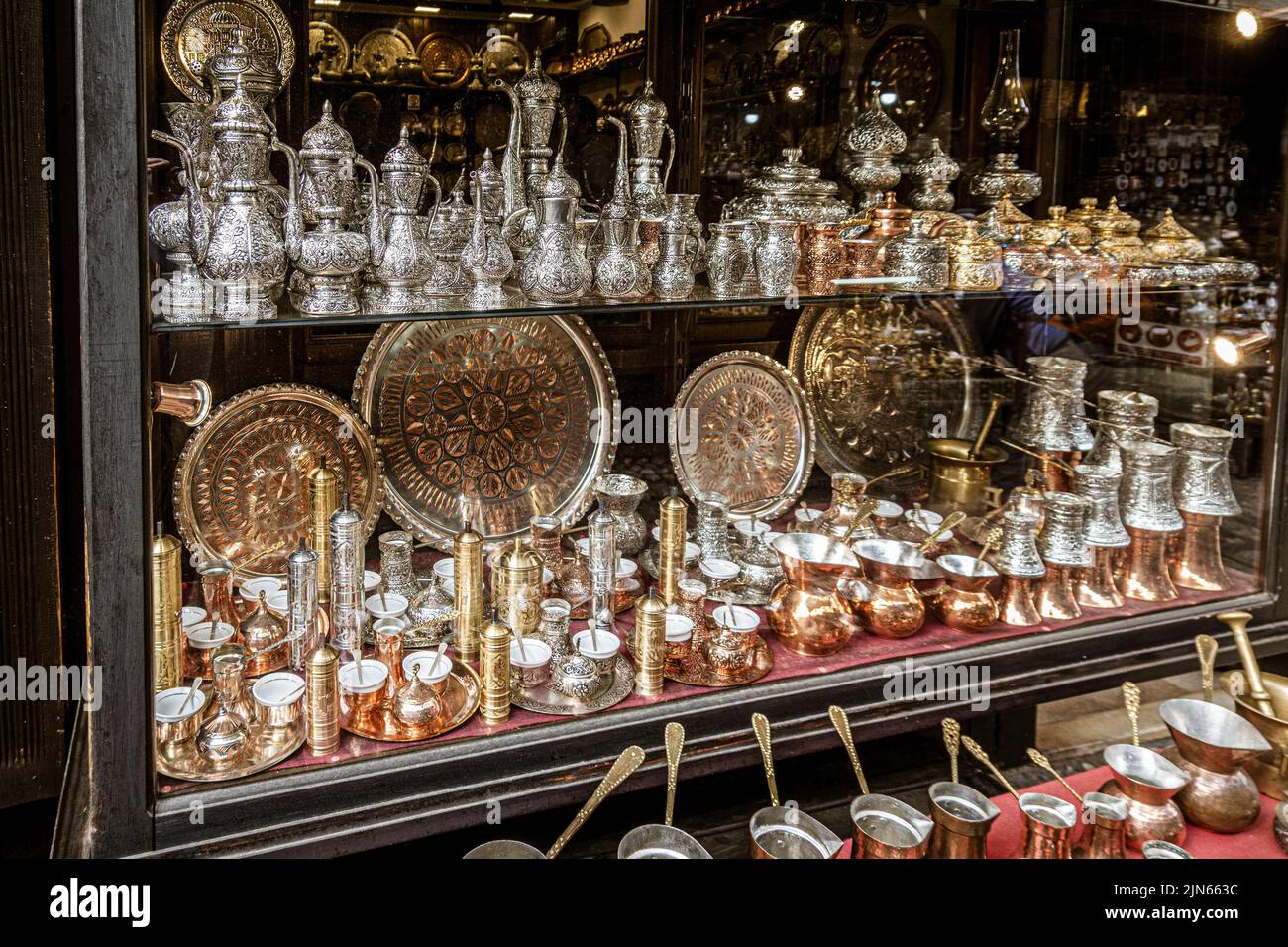 Sarajevo, Bosnia - 2 maggio 2022 - vasellame in rame, argento e ottone in vendita in negozio. Foto Stock
