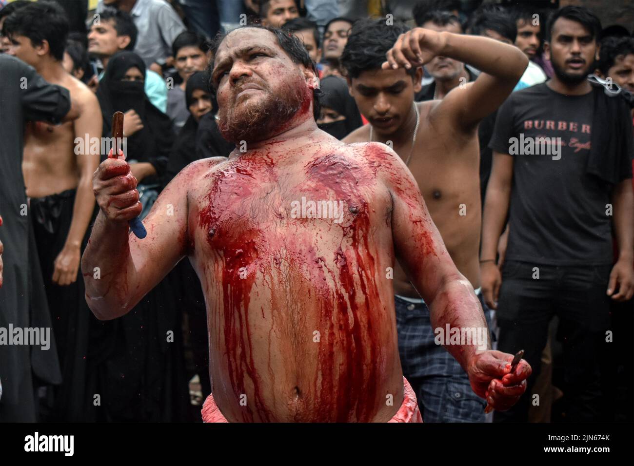Kolkata, India. 09th ago 2022. (NOTA PER I REDATTORI: L'immagine contiene contenuti grafici) Un uomo musulmano sciita si flagella durante una processione Muharram che segna Ashura a Kolkata. (Foto di Sudipta Das/Pacific Press) Credit: Pacific Press Media Production Corp./Alamy Live News Foto Stock