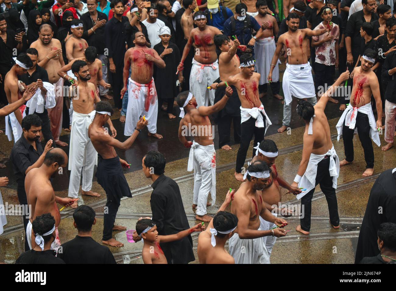 Kolkata, India. 09th ago 2022. (NOTA DEI REDATTORI: L'immagine contiene contenuti grafici) i musulmani sciiti si flagellano durante una processione Muharram che segna Ashura a Kolkata. (Foto di Sudipta Das/Pacific Press) Credit: Pacific Press Media Production Corp./Alamy Live News Foto Stock