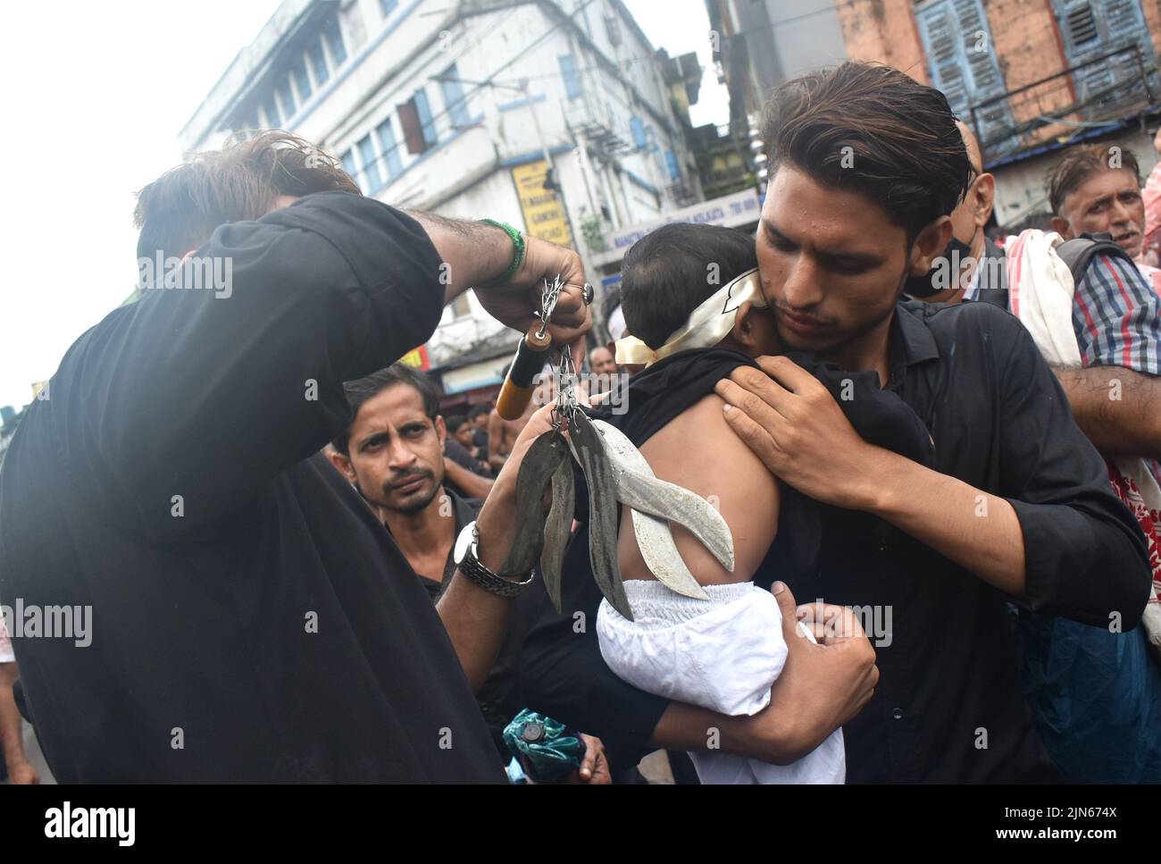 Kolkata, India. 09th ago 2022. I musulmani sciiti usano un mazzetto di coltelli sulla schiena di un bambino durante una processione Muharram che segna Ashura a Kolkata. (Foto di Sudipta Das/Pacific Press) Credit: Pacific Press Media Production Corp./Alamy Live News Foto Stock