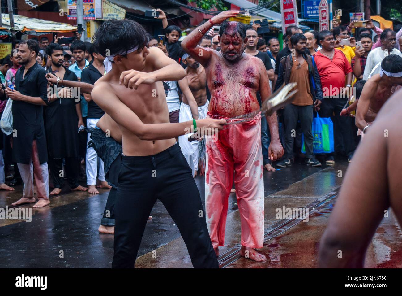 Kolkata, India. 09th ago 2022. (NOTA DEI REDATTORI: L'immagine contiene contenuti grafici) i musulmani sciiti si flagellano durante una processione Muharram che segna Ashura a Kolkata. (Foto di Sudipta Das/Pacific Press) Credit: Pacific Press Media Production Corp./Alamy Live News Foto Stock