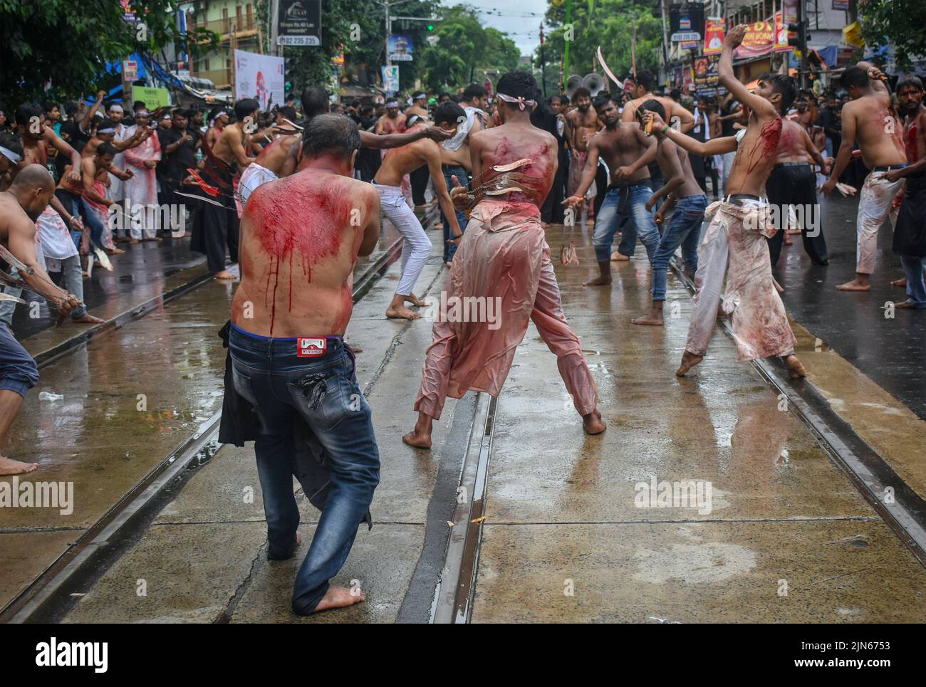 Kolkata, India. 09th ago 2022. (NOTA DEI REDATTORI: L'immagine contiene contenuti grafici) i musulmani sciiti si flagellano durante una processione Muharram che segna Ashura a Kolkata. (Foto di Sudipta Das/Pacific Press) Credit: Pacific Press Media Production Corp./Alamy Live News Foto Stock