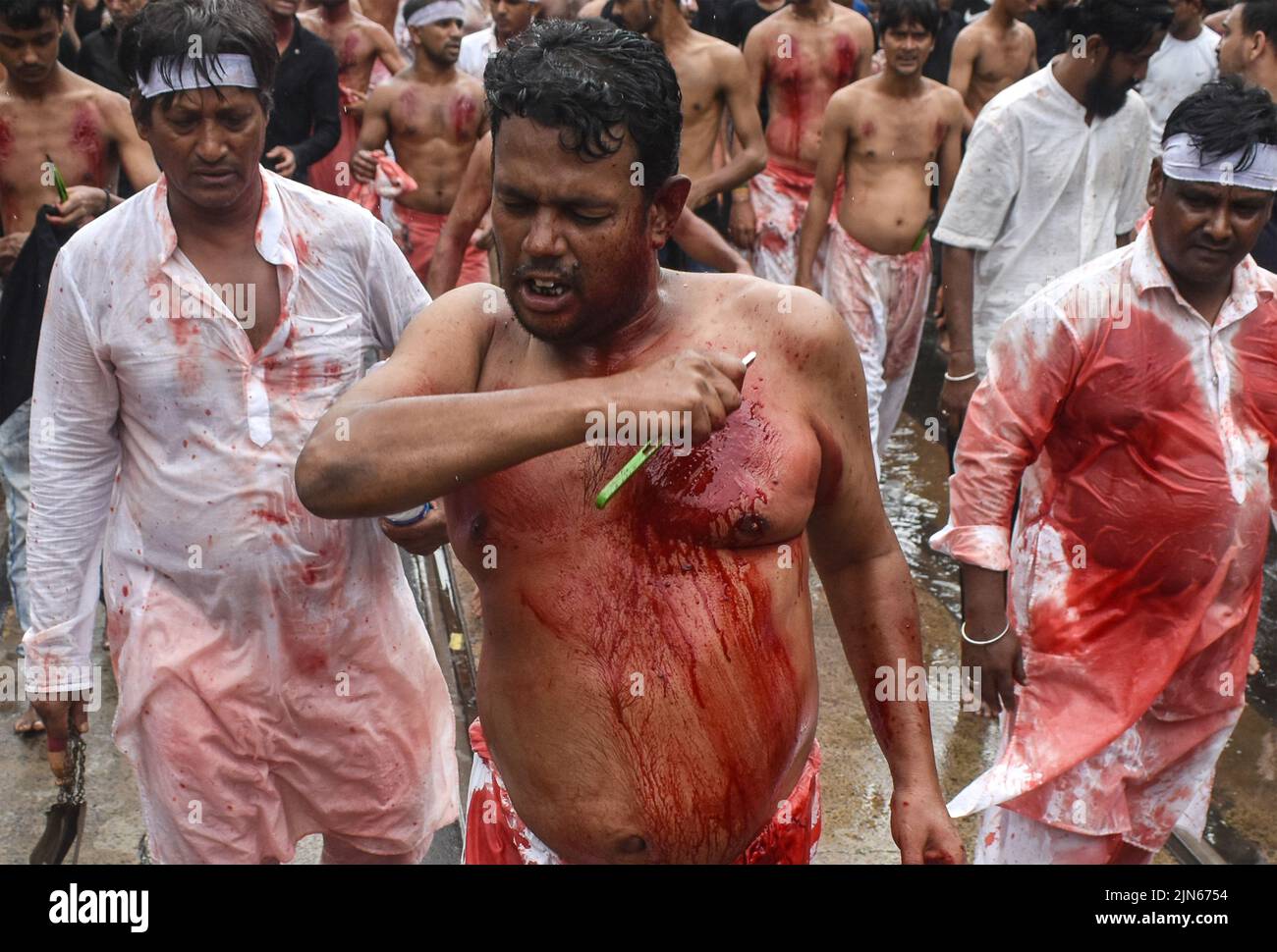 Kolkata, India. 09th ago 2022. (NOTA PER I REDATTORI: L'immagine contiene contenuti grafici) Un uomo musulmano sciita si flagella durante una processione Muharram che segna Ashura a Kolkata. (Foto di Sudipta Das/Pacific Press) Credit: Pacific Press Media Production Corp./Alamy Live News Foto Stock