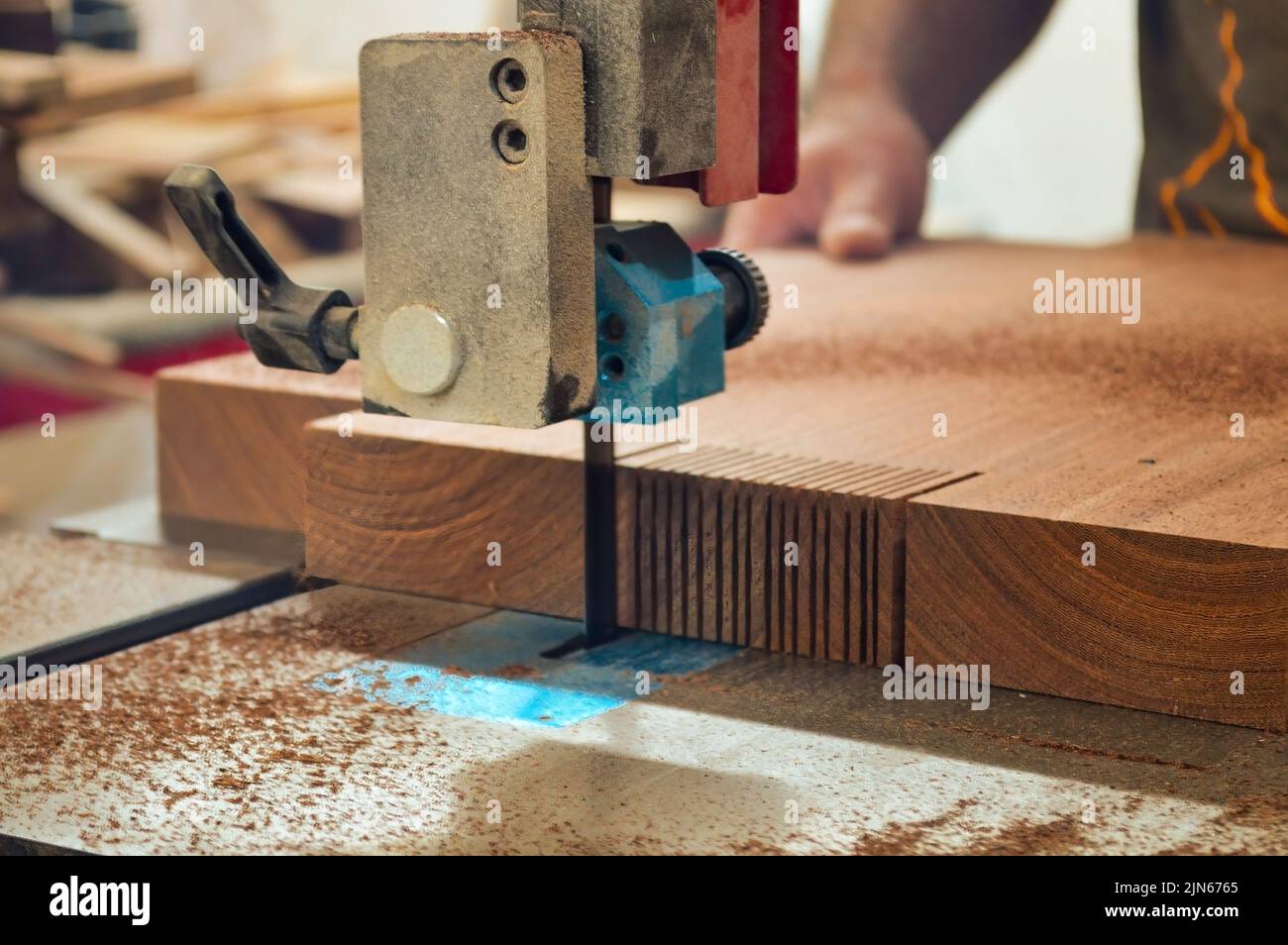 Falegname che usa una sega per legno per tagliare fogli di legno un  falegname con una